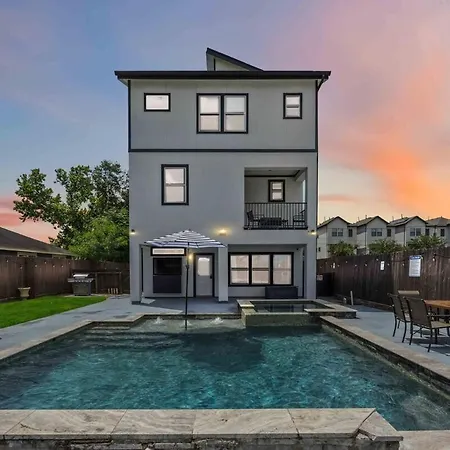 Resort Vibe With Pool And Hot Tub Downtown Skyline Views